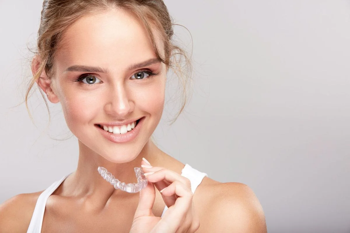 Pasient som holder Invisalign (usynlig tannregulering) hos Nurdent i Lillestrøm